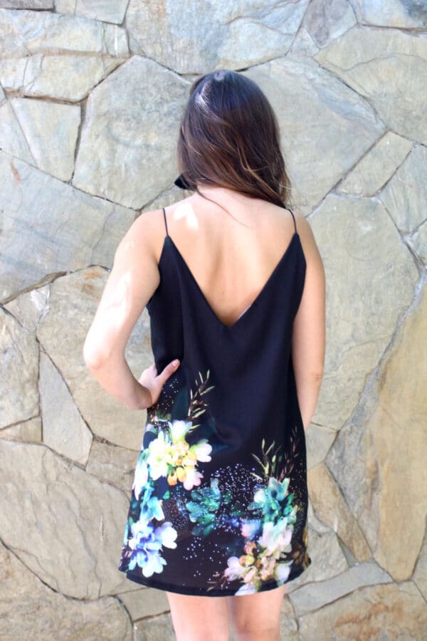Vestido corto flores espalda