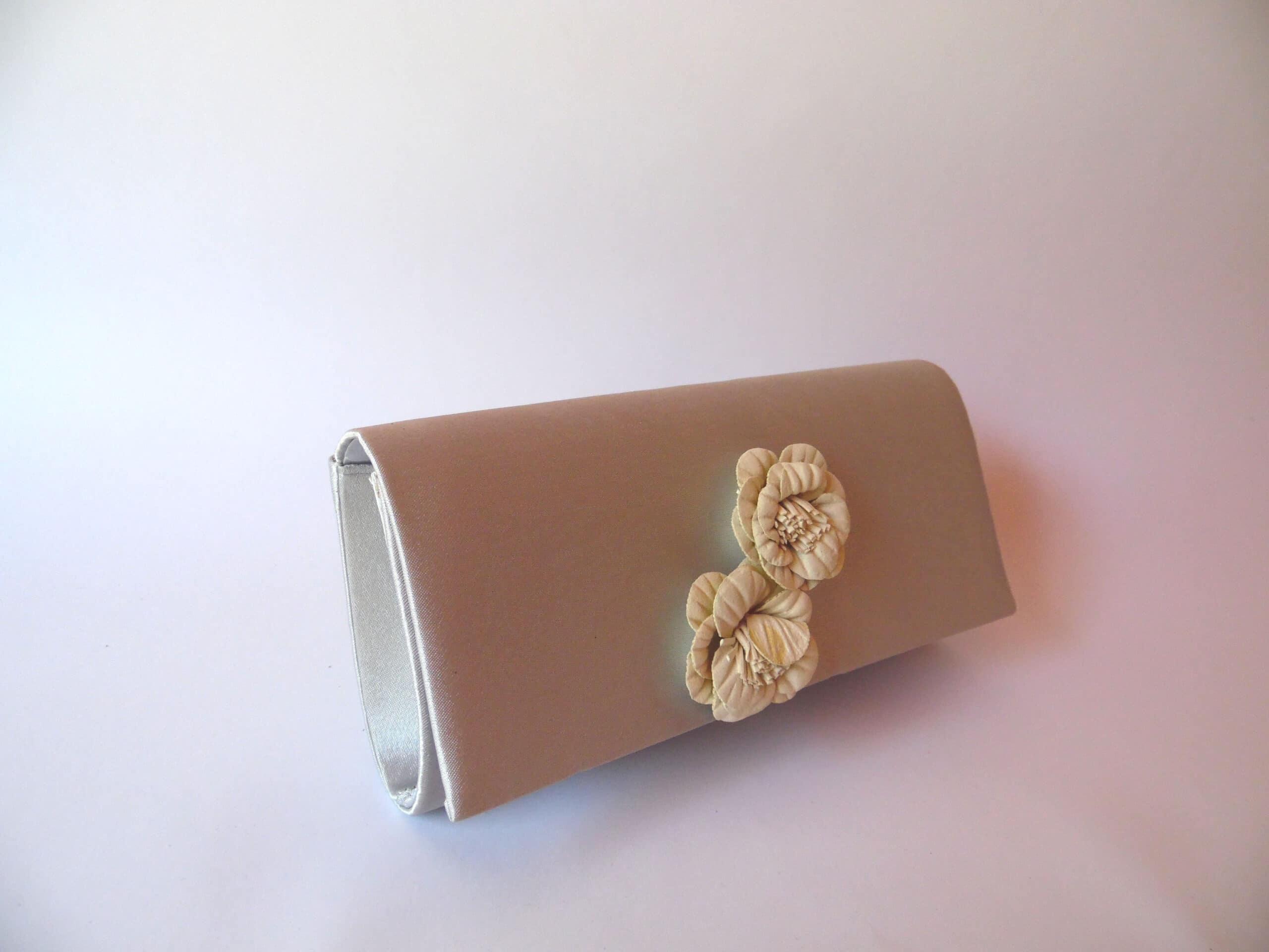 clutch gris flores scaled